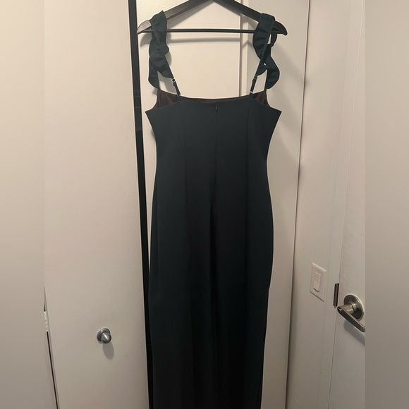 Long emerald green fitted dress with ruffled detailed straps - Picture 5 of 9